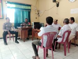 Anggota Koramil 0810/18 Ngetos melaksanakan Komsos dengan Bhabinkamtibmas dan perangkat