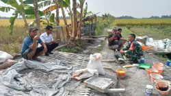 Ditengah Sawah, Babinsa Koramil 0810/15 Rejoso, Komsos Dengan Petani Di Desa Binaan