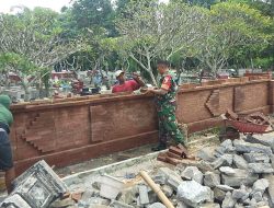 Babinsa Selalu Ada bersama Warga Desa Binaannya untuk membantu Pembangunan Pagar Makam Umum
