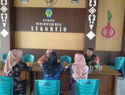 Jalin Interaksi Positif, Babinsa Koramil 0810/15 Rejoso Komsos dengan Ibu-Ibu PKK di Desa Binaan
