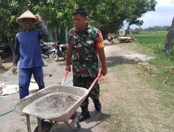 Jalin Hubungan kerja yang Baik, Babinsa membantu pembuatan talut Dengan masyarakat desa Binaan