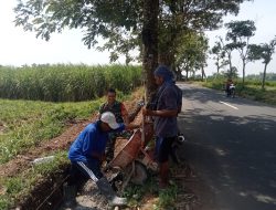 Babinsa Koramil 0810/04 Berbek Kerja Bakti Bersama Warga Masyarakat Merenovasi Saluran Irigasi