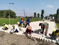 Bersama Warga Babinsa Koramil 19/Jatikalen Pasang Paving Blok