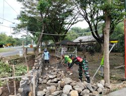 Babinsa Bantu Garap Pembangunan Talud Penahan Tanah