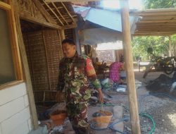 Babinsa Mojo Dhuwur Bantu Warga Bangun Rumah, Wujud Kepedulian TNI Terhadap Rakyat