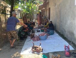 Babinsa Koramil 0810/13 Lengkong memantau Penyembelihan hewan Kurban Diwilayah binaan.