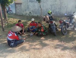 Babinsa Koramil 0810/08 Baron melaksanakan komsos bersama warga binaannya.