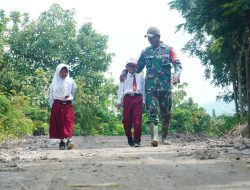 Jalan Baru, Membuka Harapan Baru, Keceriaan Anak Anak Sekolah Bersama Babinsa