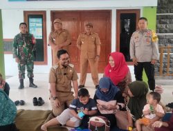 Babinsa Koramil 0810/15 Rejoso Dampingi Nakes dalam Kegiatan Posyandu Balita dan Ibu Hamil di Wilayah Binaan