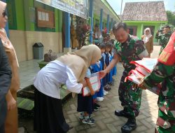 TMMD ke 124 Kodim 0810 Nganjuk || Danramil Jatikalen Serahkan Bantuan Berupa Alat Tulis