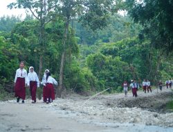 Senangnya Anak-anak Pergi Sekolah Lewati Jalan Baru Hasil TMMD Kodim Nganjuk