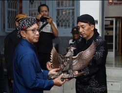 Grebeg Pancasila di Kota Blitar Diawali Bedhol Pusaka, Tetap Bermakna Meski Sempat Diguyur Rintik  Hujan