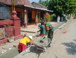 Babinsa Turun Bantu Pembenahan Saluran Irigasi Jalan Utama Desa
