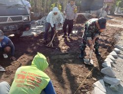 Tumbuhkan Semangat Gotong Royong Bersama Warga Masyarakat, Babinsa Koramil 0810/15 Rejoso Bantu Pasang Paving di Wilayah Binaannya