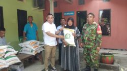 Babinsa Koramil 0810/06 Kertosono Mendampingi Penyaluran Beras 20 kg dari Bantuan Pangan Nasional (BPN)