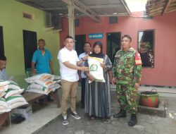 Babinsa Koramil 0810/06 Kertosono Mendampingi Penyaluran Beras 20 kg dari Bantuan Pangan Nasional (BPN)