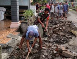 Babinsa Koramil 0810/02 Bagor Gelar Karya Bakti Bersama Warga di Kelurahan Guyangan