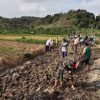 Babinsa Koramil 0810/20 Ngluyu Bersama Warga Laksanakan Kerja Bakti Pembuatan Jalan di Dusun Cabean