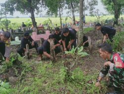 Babinsa Bersama Masyarakat dan Anggota Perguruan Silat, Kerja Bakti Bersihkan Tempat Pemakaman Umum