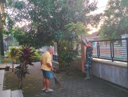 Babinsa Bersama Warga Bersihkan Sekiatr halaman Masjid