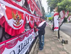 Pedagang Bendera Serbu Kota Batu, Jajakan Dagangan Jelang Agustusan