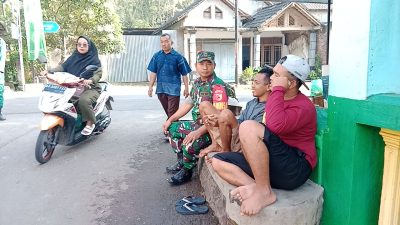 Sertu Triyanto Babinsa Koramil 05/Sawahan melaksanakan Komunikasi Sosial bersama masyarakat desa kebonagung