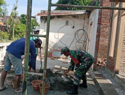 Secara Langsung Sempatkan Waktu, Babinsa Bantu Bangun Rumah Warga