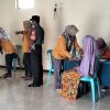 Peduli Kesehatan Warga, Babinsa Koramil 0810/03 Loceret Dampingi Petugas Laksanakan Pengecekan Kesehatan Lansia