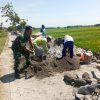 Babinsa Bersama Warna Gotong Royong Pembenahan irigasi Utama Sawah