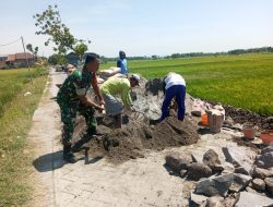 Babinsa Bersama Warna Gotong Royong Pembenahan irigasi Utama Sawah