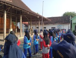 Anggota Koramil Jatikalen bersama Polsek Jatikalen,Melakasanakan Pelatihan Paskibraka Tingkat Kecamatan Di Wilayah Binaan