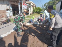 Babinsa Bersama Bersama Warga Gotong Royong Pemavingan Jalan Poros Kampung