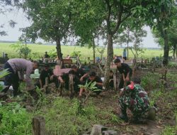 Babinsa Bersama PSHT Bersihkan Area pemakanan Umum Desa Mlorah Rejoso