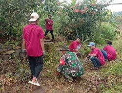 Babinsa Desa Blongko Membantu Masyarakat Melaksanakan Kerja Bakti Membersihkan Lingkungan Di Dusun Tengger