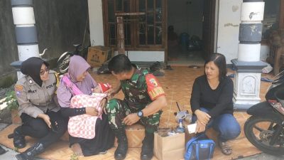 Mewujudkan Keakraban, Babinsa dengan masyarakat di wilayah binaan.