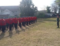 Babinsa Koramil0810/04 Berbek Tanamkan Disiplin Latih PBB SMAN 1 Berbek Di Stadion Berbek Kecamatan Berbek Kabupaten Nganjuk