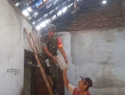 RINGANKAN BEBAN MASYARAKAT, BABINSA BANTU PASANG ATAP RUMAH WARGA BINAAN
