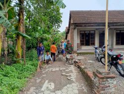 Menangkan Hati Rakyat Babinsa Desa Kendalrejo Gotong Royong Bersama Warga