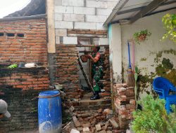 Babinsa Bantu renoivasi Rumah Warga Kurang mampu di Tanjunganom