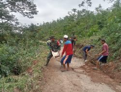 Babinsa Gerakkan Warga Bersihkan Lumpuh yang menutupi Jalan Akibat Hujad Derah beberapa Hari terakhir