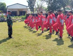 Babinsa Koramil 0810/01 Nganjuk aktif melaksanakan pelatihan PBB di Sekolah Wilayah Binaannya