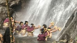 Antisipasi Bencana Terjadi Saat Siraman Empat Petugas Mendaki Puncak Air Terjun Sedudo Setinggi 105 Meter
