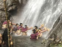 Antisipasi Bencana Terjadi Saat Siraman Empat Petugas Mendaki Puncak Air Terjun Sedudo Setinggi 105 Meter