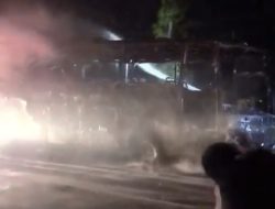 Bus Neo Harapan Terbakar di Nglundo Nganjuk Diduga Usai Alami Kecelakaan Dengan Sepeda Motor