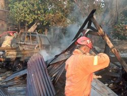 Bangunan Mebel dan Mobil Terbakar di Mojoagung, Jombang