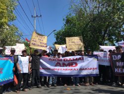 Ratusan Warga Duduki Kejaksaan Nganjuk! Mosi Tidak Percaya Pecah, Kades Dadapan Diduga Korupsi Rp 400 Juta Dituntut Lengser dan Dijebloskan Penjara