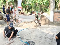 Babinsa dan Warga Gotong Royong Perbaiki Gorong-Gorong di Desa Munung