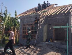 Gotong Royong Babinsa Koramil 0810/15 Rejoso Bersama Warga Bantu Pasang Genteng Rumah Warga di Banjarejo