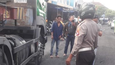 Pelajar di Lamongan Terlindas Truk Trailer Saat Berangkat Sekolah
