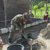 Babinsa Kertosono Bantu Warga Renovasi Rumah, Wujud Nyata Sinergitas TNI-Rakyat